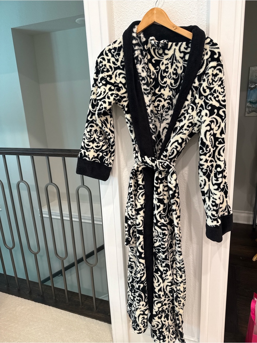 Ellen Tracy Plush Damask Robe Small Black White Tie Waist Soft Lounge